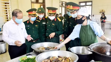 Chủ tịch tỉnh vào nhà bếp động viên lực lượng hậu cần phục vụ người cách ly