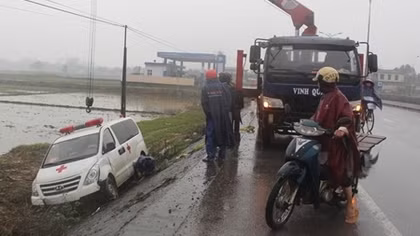 Xe cứu thương lao thẳng xuống ruộng