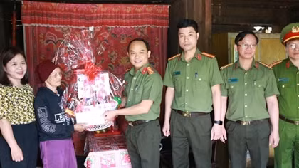 Công an tỉnh Thừa Thiên Huế thăm, tặng quà các gia đình chính sách