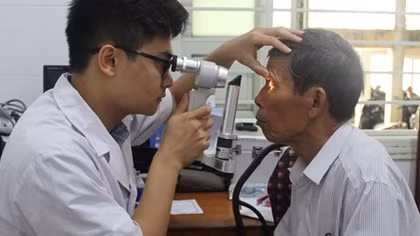 Bác sĩ BV Mắt ở Hà Nội vào Huế khám, phẫu thuật miễn phí cho bệnh nhân