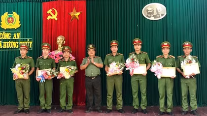 Khen thưởng tập thể, cá nhân vụ bắt nhóm đối tượng tổ chức “tiệc” ma túy