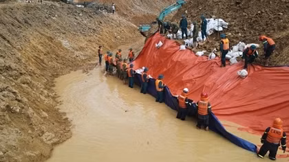 Tăng cường nhân lực, đắp đập nắn dòng Rào Trăng 