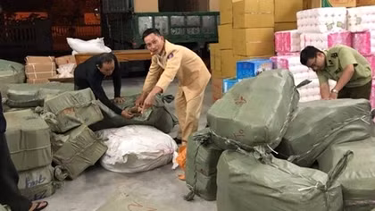Xe tải chở hơn 1000kg táo khô nhập lậu đưa vào Huế tiêu thụ