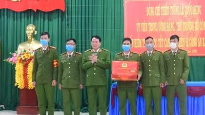 Thứ trưởng Lê Quốc Hùng kiểm tra công tác, chúc Tết các đơn vị Công an xã