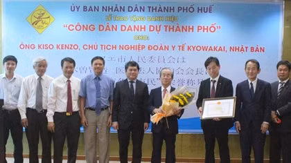 Một công dân Nhật Bản được TP Huế trao tặng danh hiệu “Công dân danh dự”