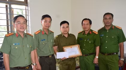 Khen thưởng Trưởng Công an xã bị thương khi vây bắt tội phạm