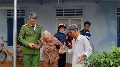 Hối hả giúp người dân di dời tránh bão số 9