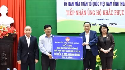 Chủ tịch Ủy ban Trung ương MTTQ Việt Nam và Phó Chủ tịch nước trao quà tại Thừa Thiên Huế