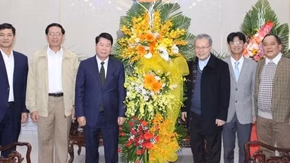 Thứ trưởng Bùi Văn Nam thăm, chúc mừng giáng sinh Tòa Tổng Giám mục Huế