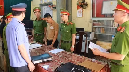 Bỏ mặc bạn của vợ nằm trên đường để ôtô cán qua người