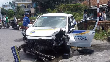 Taxi "thổi" bay biển báo và trụ đèn, 3 người nhập viện