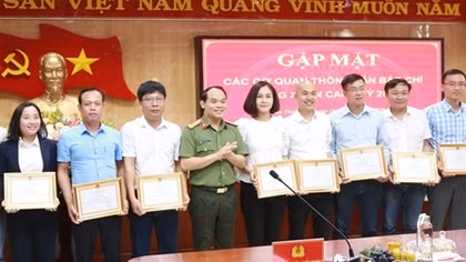 Phóng viên Báo CAND được Công an tỉnh Thừa Thiên Huế tặng giấy khen