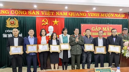 Phóng viên Báo CAND được Công an tỉnh Thừa Thiên Huế tặng giấy khen