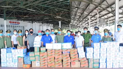 Công an tỉnh Thừa Thiên Huế góp sức hỗ trợ CBCS tuyến đầu chống dịch