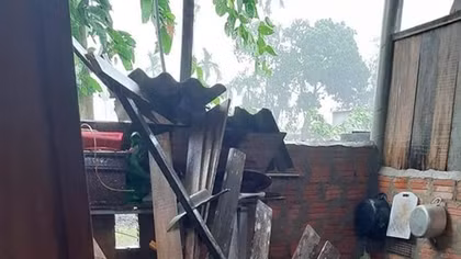 Hàng trăm nhà dân 2 huyện miền núi ở Huế bị tốc mái do bão