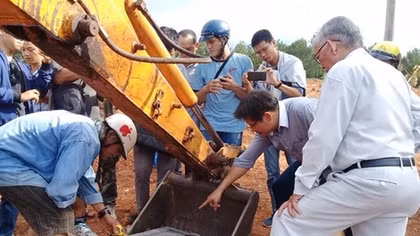 Phát hiện tấm bia đá vợ vua Nguyễn 