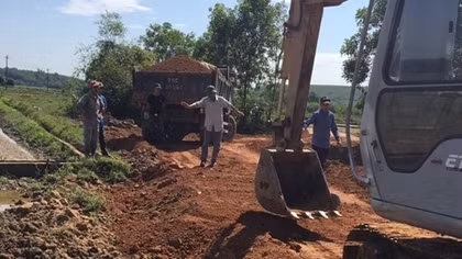 Doanh nghiệp ngang nhiên san lấp đất ruộng của người dân Phong Xuân