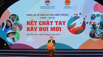 Nhìn lại 20 năm lũ lớn miền Trung: “Kết chặt tay, xây đời mới”
