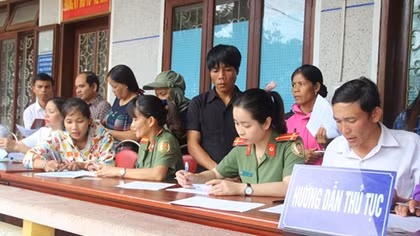 Công an tỉnh Thừa Thiên - Huế lên vùng cao giúp người dân giải quyết thủ tục hành chính