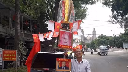Tình yêu bóng đá của người đàn ông bán bánh mỳ dạo