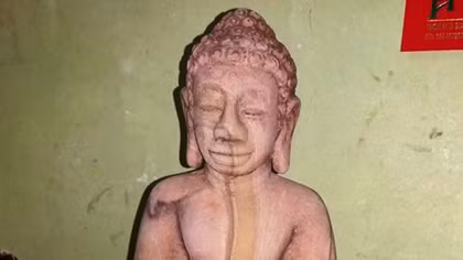 Đào vườn phát hiện tượng Phật bằng đá nghi hiện vật cổ