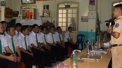 Gần 300 tài xế taxi ký cam kết chấp hành Luật giao thông đường bộ 