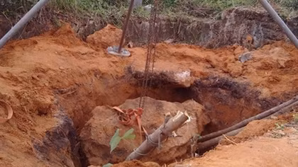 Di dời mộ, một thanh niên bị đá tảng đè chết 