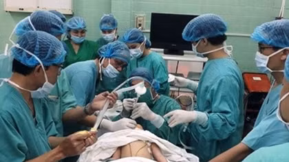 Cứu cháu bé 7 tháng tuổi bị hóc hạt dưa 
