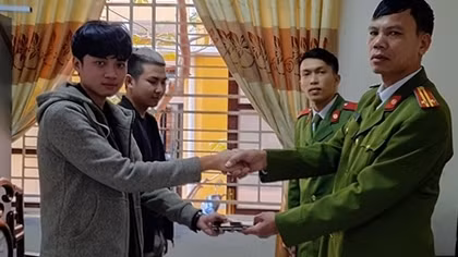 Chiến sĩ nghĩa vụ nhặt được tài sản trả lại cho người đánh rơi