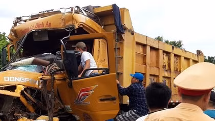 Tài xế xe tải ben trọng thương sau khi tông 2 phương tiện dừng đèn đỏ