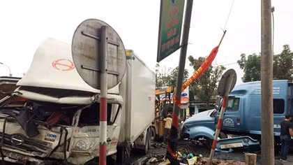 Xe container đâm trực diện xe tải trên QL1A