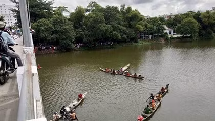 Nam thanh niên bỏ lại xe máy trên cầu Vỹ Dạ, lao xuống sông tự vẫn