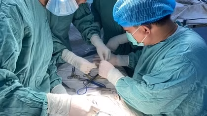 Phẫu thuật cứu bé gái sơ sinh 1 ngày tuổi teo thực quản hiếm gặp