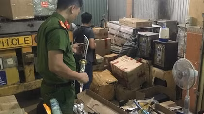 Xe container vận chuyển dao, kiếm và hàng lậu