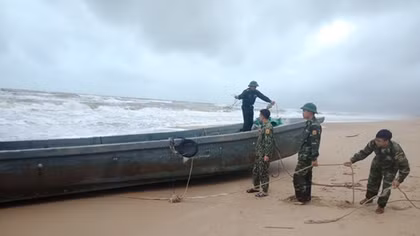  “Thuyền ma” trôi dạt vào vùng biển Lăng Cô
