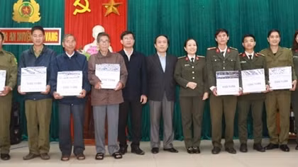 Khám chữa bệnh, cấp thuốc miễn phí cho hơn 200 cựu binh, người có công 
