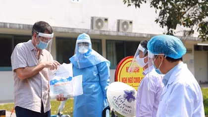 Nam du khách Anh nhiễm COVID-19 xuất viện sau 2 lần xét nghiệm âm tính