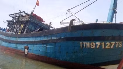 Tàu vỏ thép đâm thủng tàu gỗ trên biển, 13 ngư dân được cứu sống