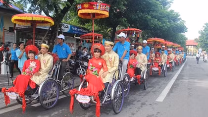 Xúc động đám cưới tập thể cho công nhân nghèo