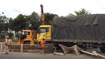 Xe tải nổ lốp “thổi bay” hàng chục mét dải phân cách trên QL1A