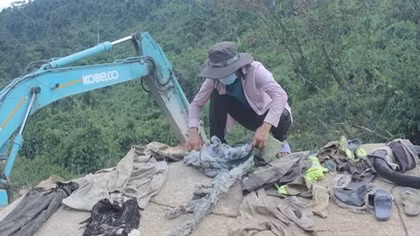 Tìm thấy nhiều vật dụng của các nạn nhân ở bãi bồi trên sông Rào Trăng