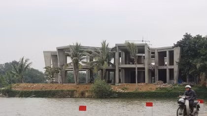 Yêu cầu tháo dỡ các hạng mục sai phạm tại dự án xây dựng bên sông Hương