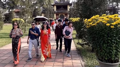 Người dân, du khách đổ xô đến chùa cầu an trong ngày đầu năm mới