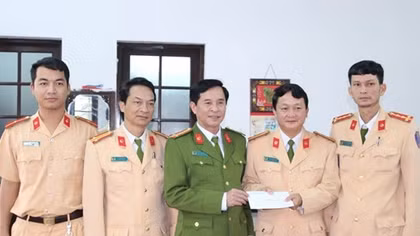 Khen thưởng CSGT dũng cảm cứu người trên sông Hương 