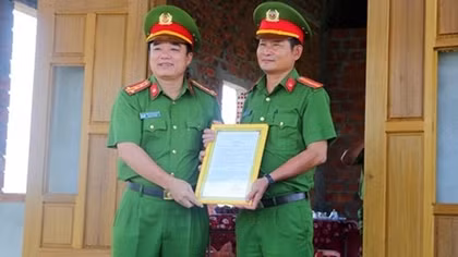Cục Cảnh sát PCCC và CHCN trao tặng nhà tình nghĩa tại Huế
