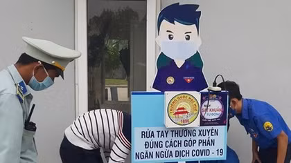 Học sinh Quốc học Huế sáng chế máy rửa tay diệt khuẩn tự động bằng cảm biến