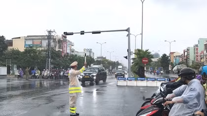 Lực lượng Công an “đội mưa” đảm bảo ATGT trước thềm APEC