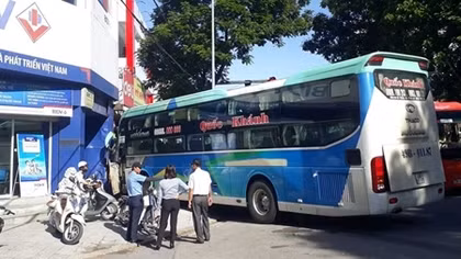 Tài xế đánh lái tránh xe máy, xe khách lao vào nhà dân