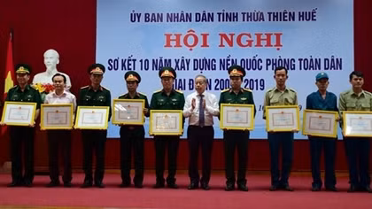 Khen thưởng các tập thể, cá nhân về thành tích xây dựng nền quốc phòng toàn dân