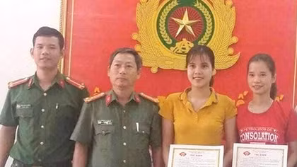 Khen thưởng người dân nhặt được tài sản trao trả du khách